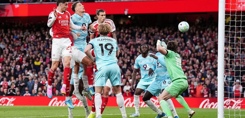 Игроки Arsenal и Burnley в борьбе за мяч