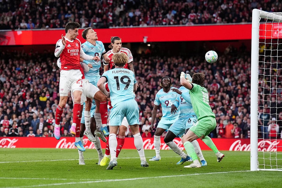 Игроки Arsenal и Burnley в борьбе за мяч