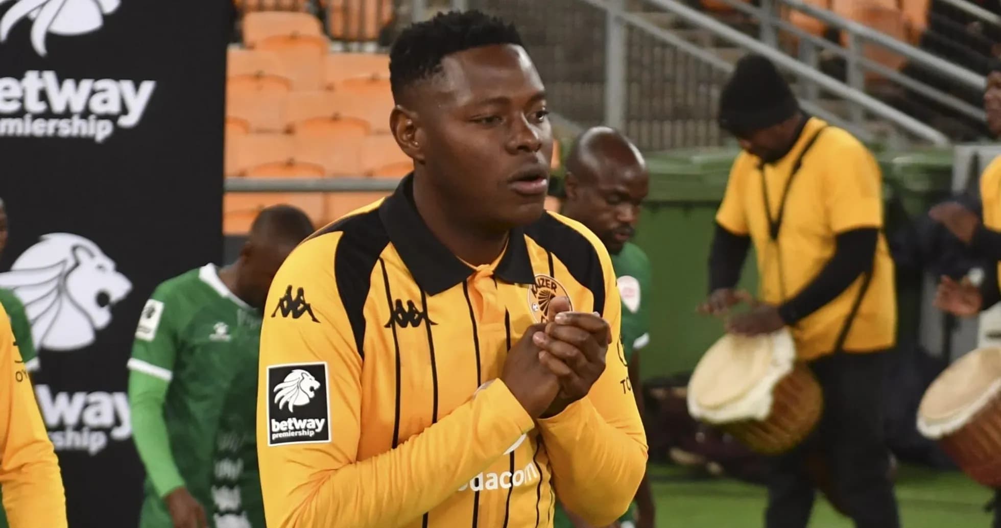 Игрок в желтой форме команды Kaizer Chiefs на поле