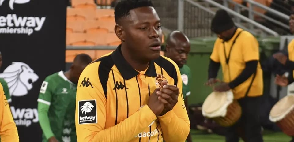 Игрок в желтой форме команды Kaizer Chiefs на поле
