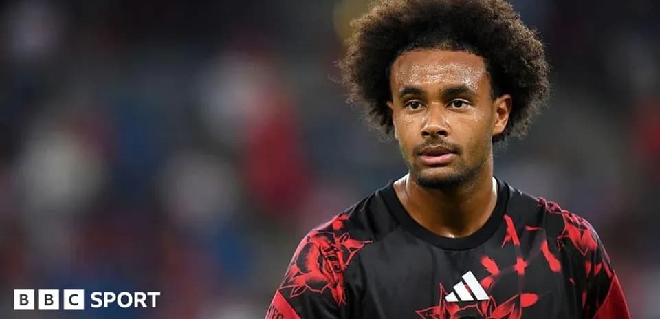 Игрок в форме Manchester United на поле