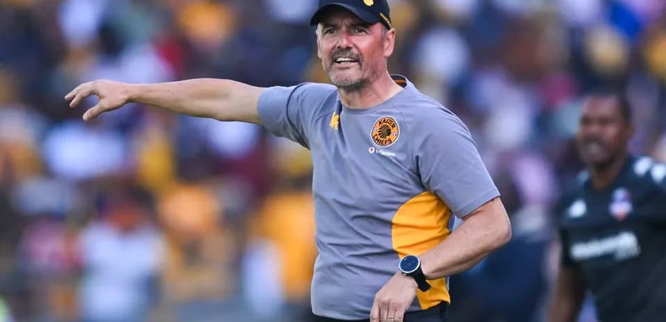 Тренер команды Kaizer Chiefs указывает игрокам на поле