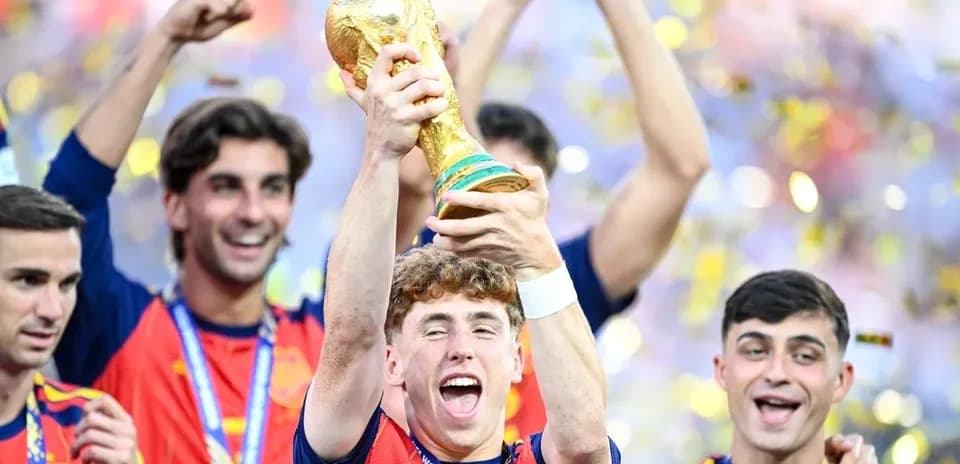 Игроки сборной Испании празднуют победу с трофеем