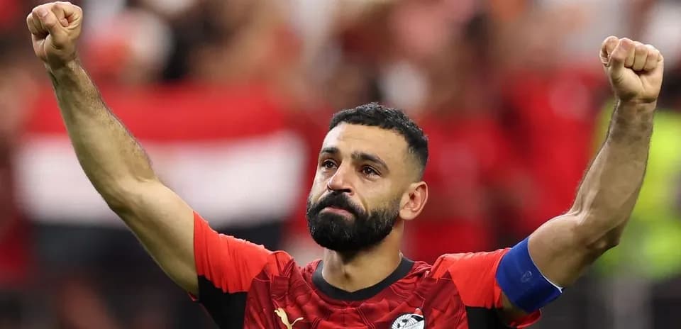 Игрок Египта поднимает руку после матча