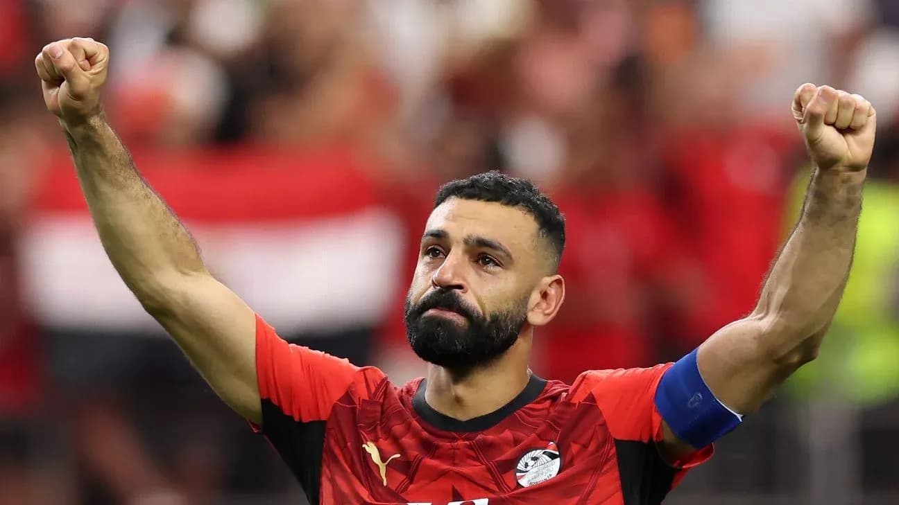 Игрок Египта поднимает руку после матча