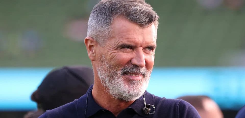 Человек с сединой на фоне стадиона