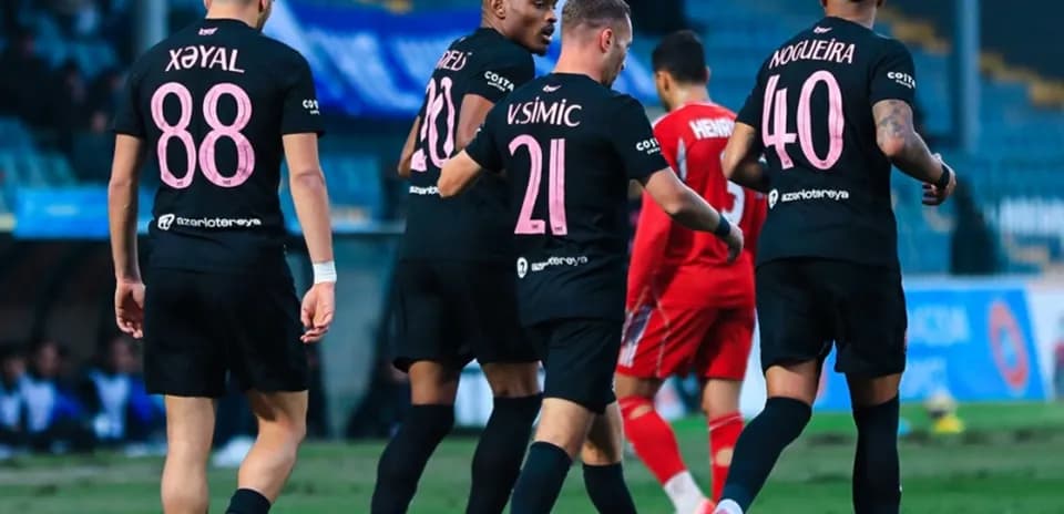 Игроки Шамахы празднуют гол на поле