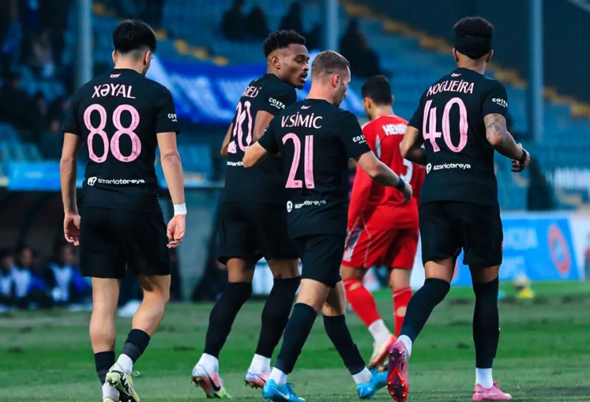 Игроки Шамахы празднуют гол на поле