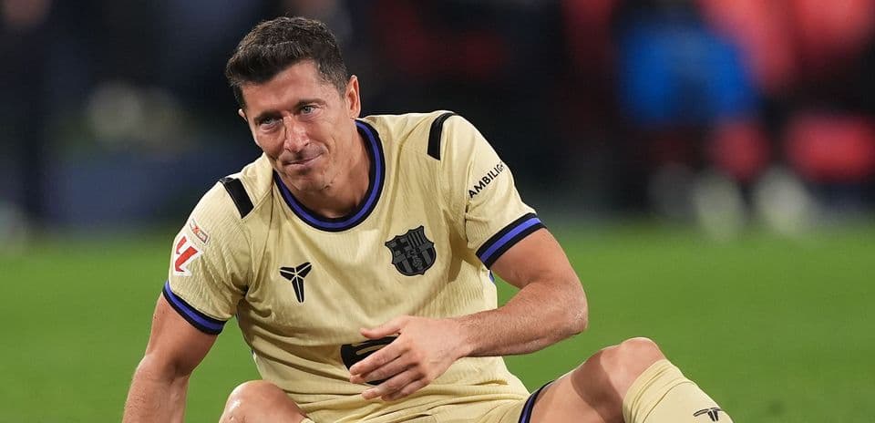 Игрок Барселоны сидит на поле после падения