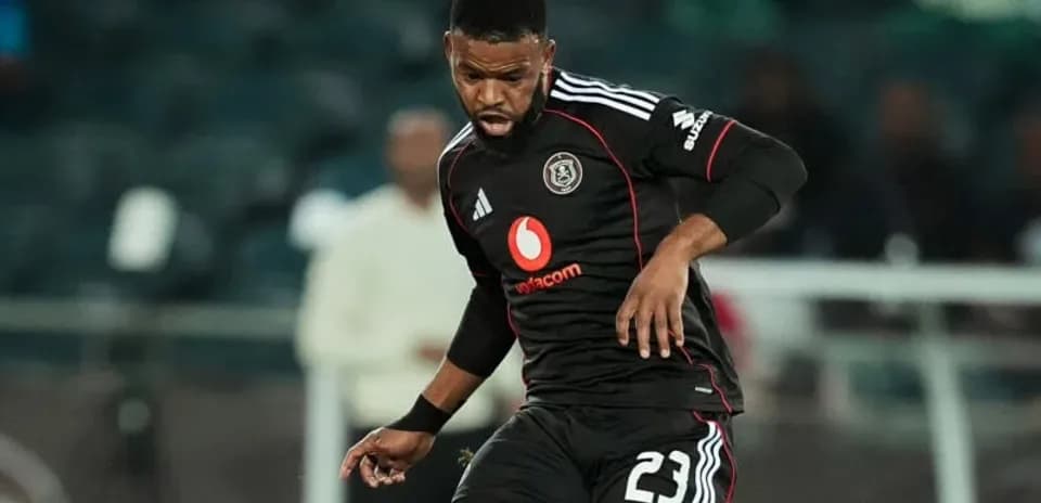 Игрок команды Orlando Pirates в черной форме на поле