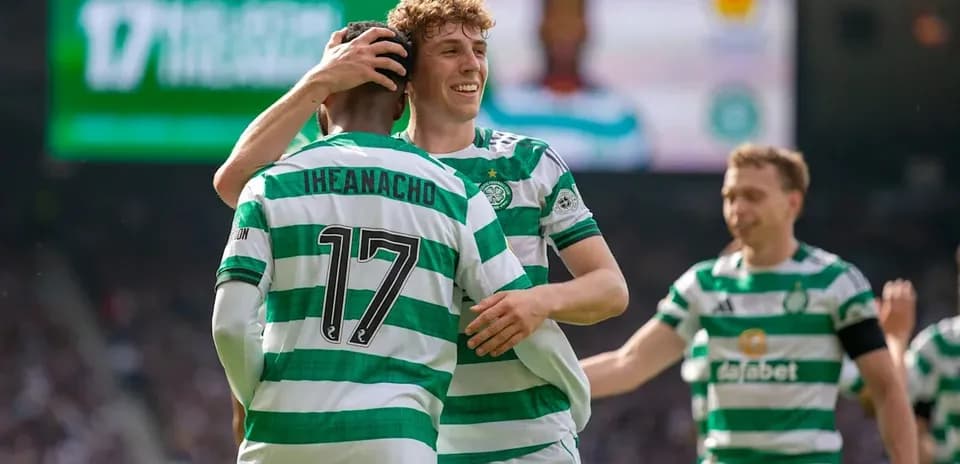Игроки Celtic празднуют гол на стадионе