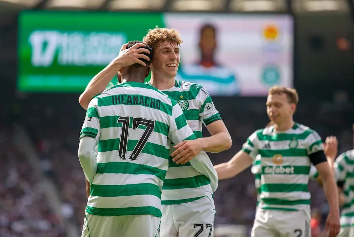 Игроки Celtic празднуют гол на стадионе