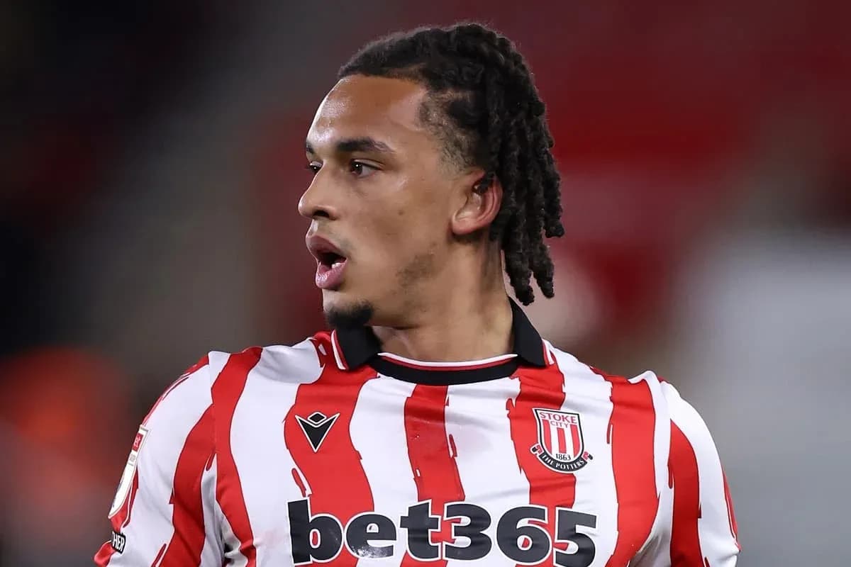 Игрок в форме Stoke City на поле