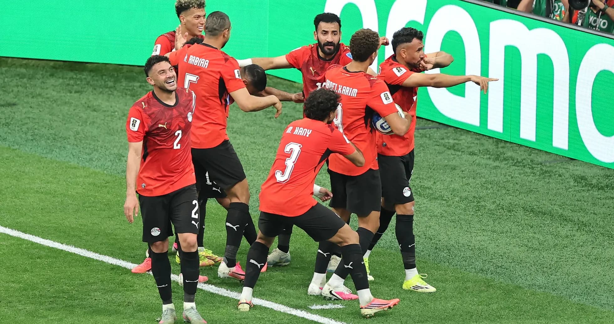Игроки Египта празднуют гол на поле