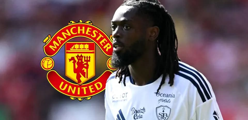Игрок на поле с логотипом Manchester United