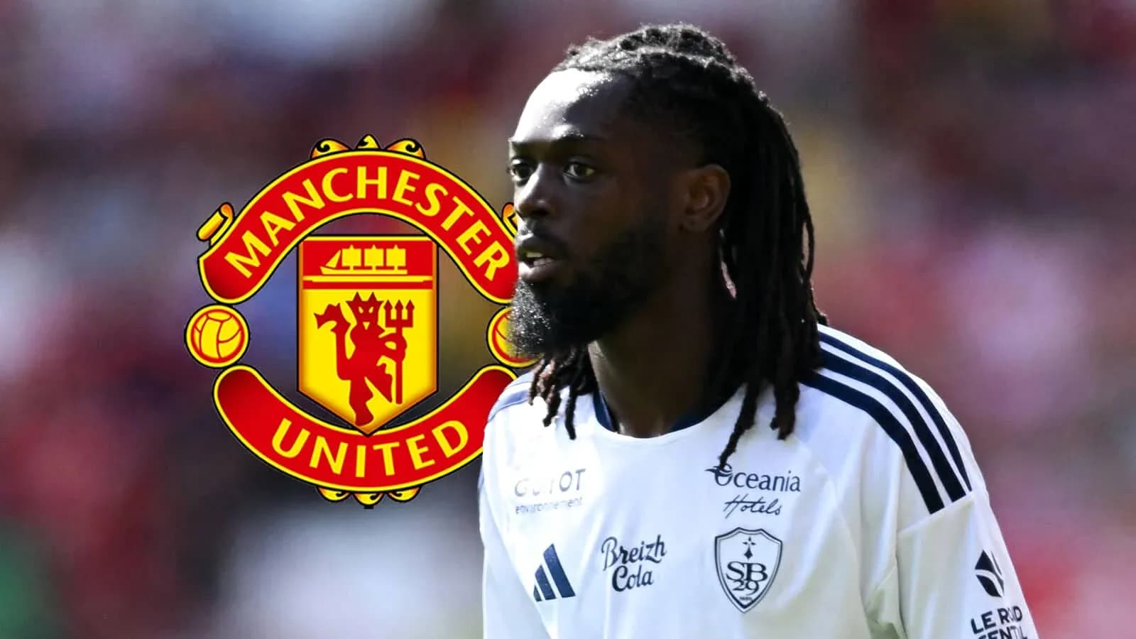 Игрок на поле с логотипом Manchester United