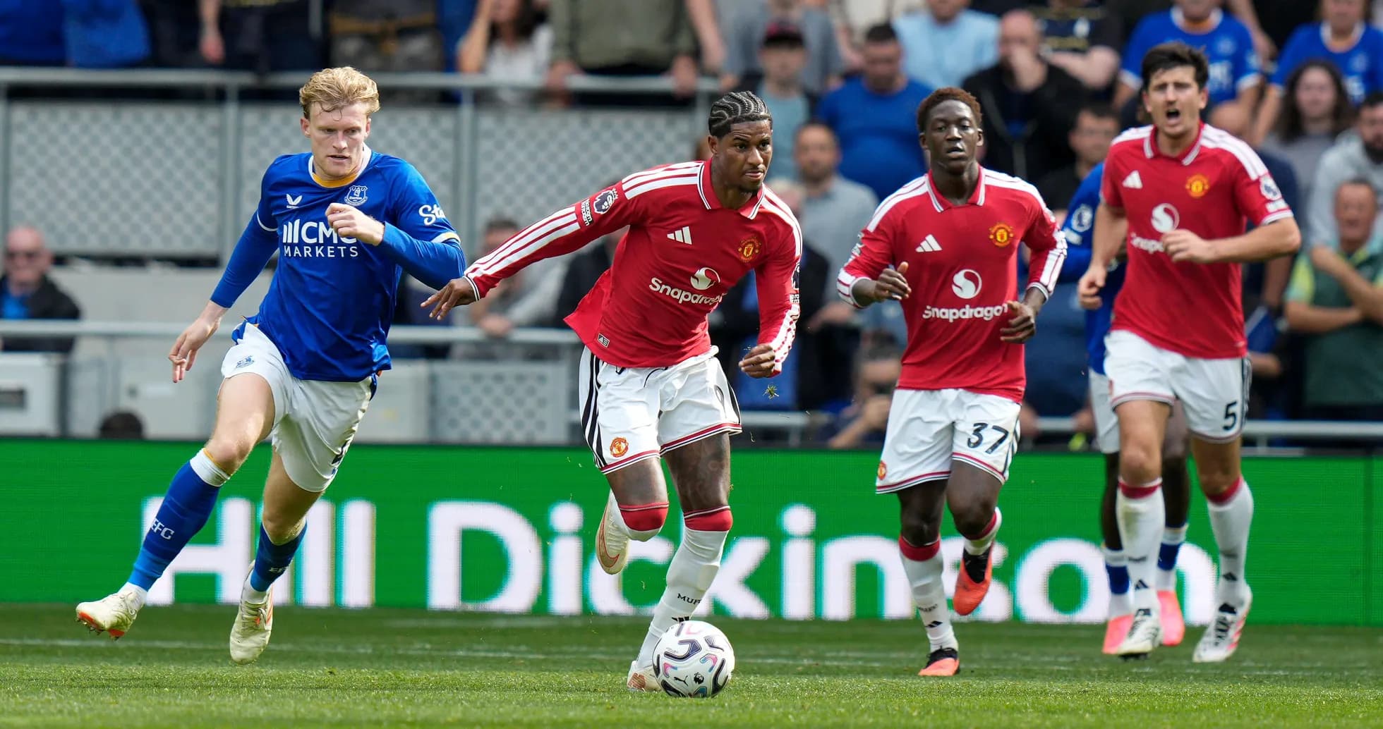 Игроки Manchester United бегут с мячом против Everton