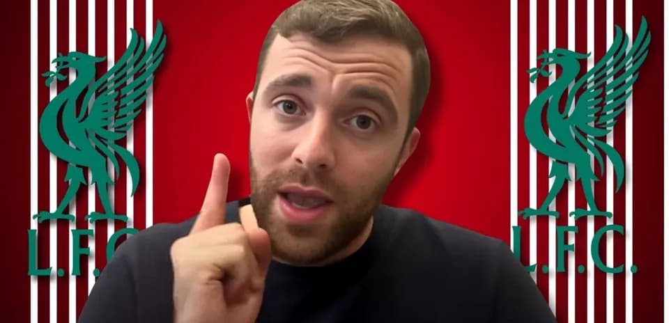 Человек указывает на зрителей на фоне логотипа Ливерпуля