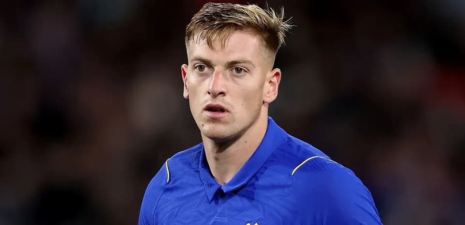 Игрок в синей футболке команды Chelsea на поле