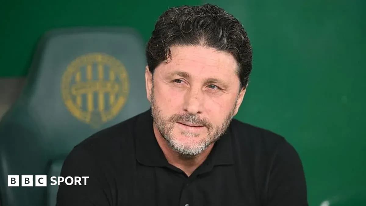 Тренер на скамейке запасных во время матча