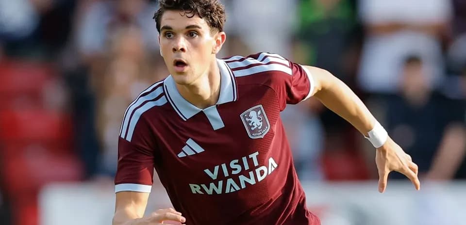 Игрок Aston Villa бежит по полю во время матча