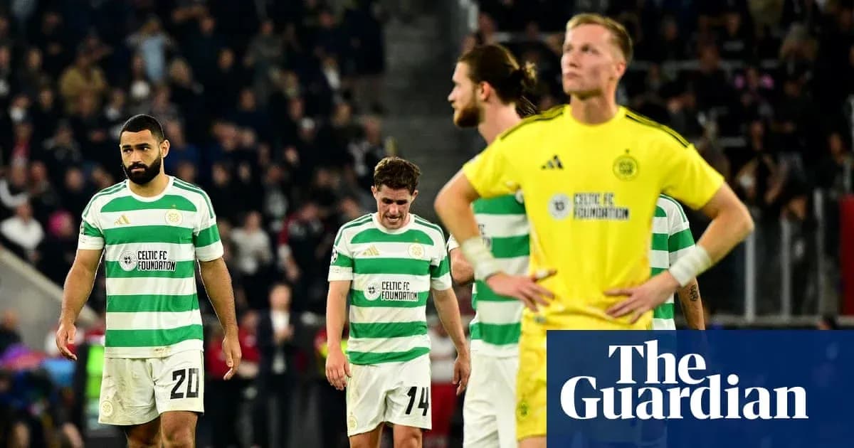 Игроки Celtic FC идут с поля после матча