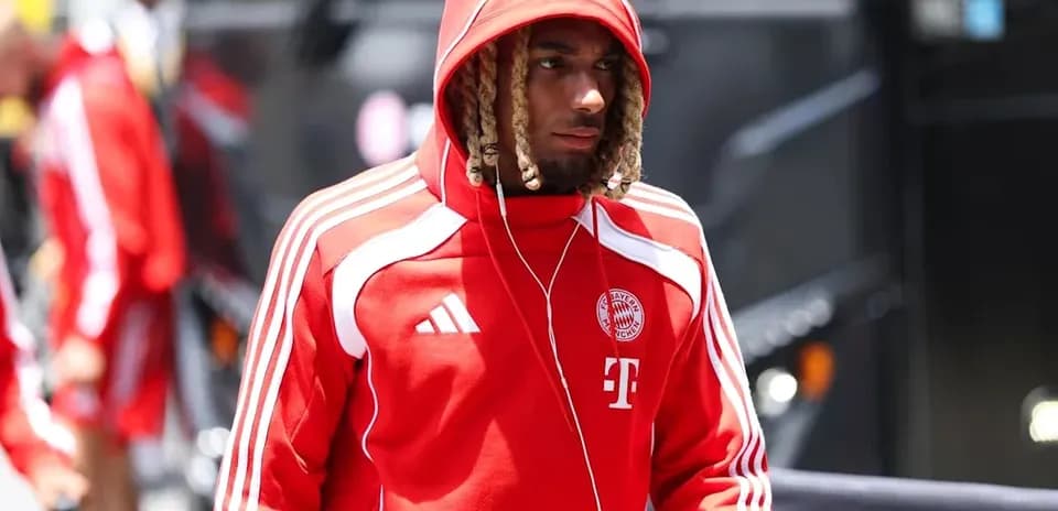 Игрок в красном костюме Bayern Munich на стадионе