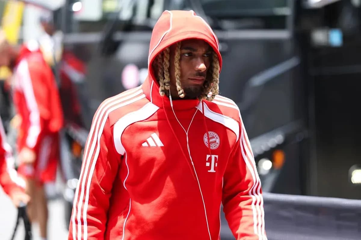 Игрок в красном костюме Bayern Munich на стадионе