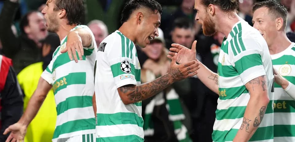 Игроки Селтика празднуют гол в Лиге чемпионов