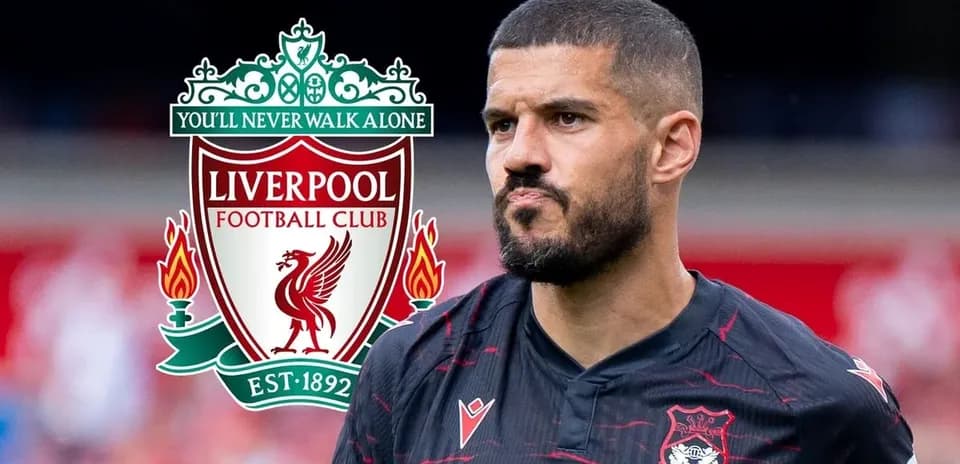 Игрок в форме Liverpool на фоне логотипа клуба