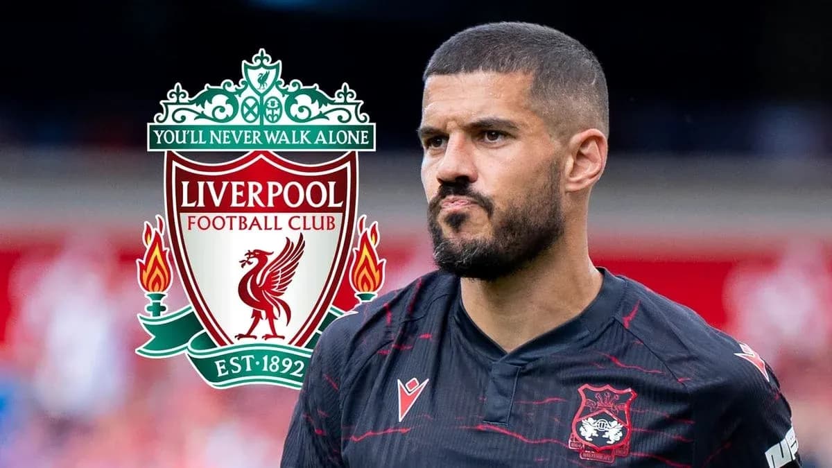 Игрок в форме Liverpool на фоне логотипа клуба