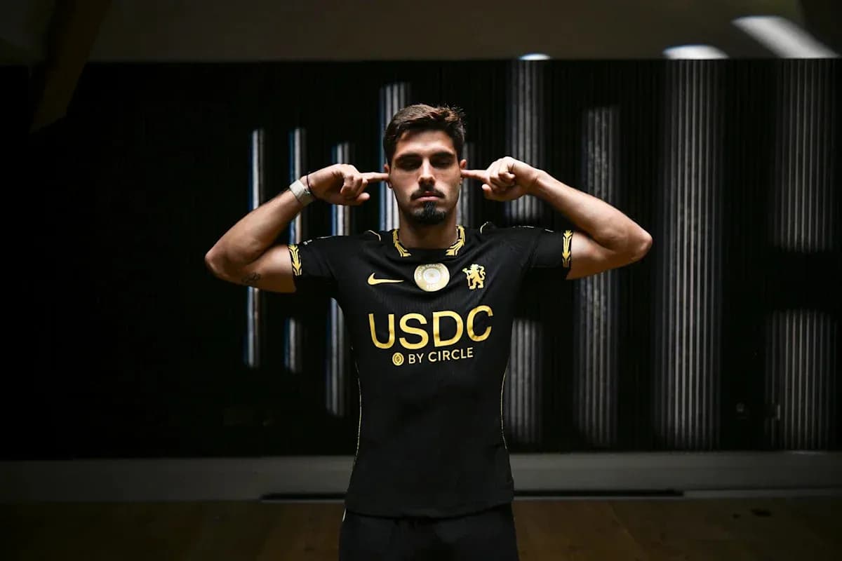 Игрок в черной футболке с логотипом USDC