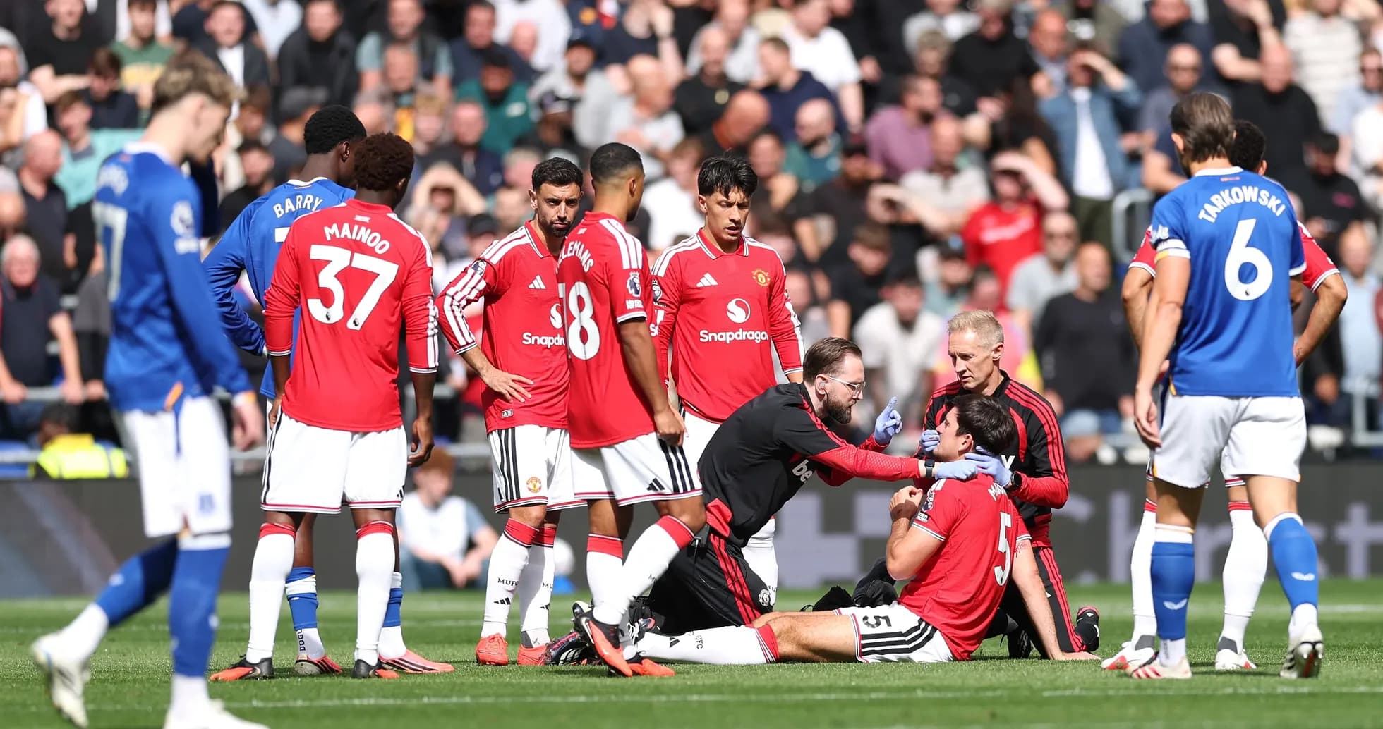 Игрок команды Manchester United получает медицинскую помощь