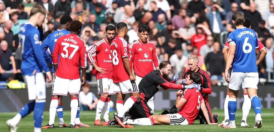 Игрок команды Manchester United получает медицинскую помощь