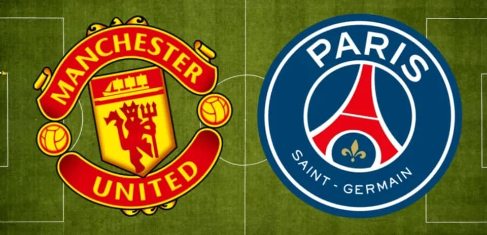 Логотипы Manchester United и Paris Saint-Germain на поле