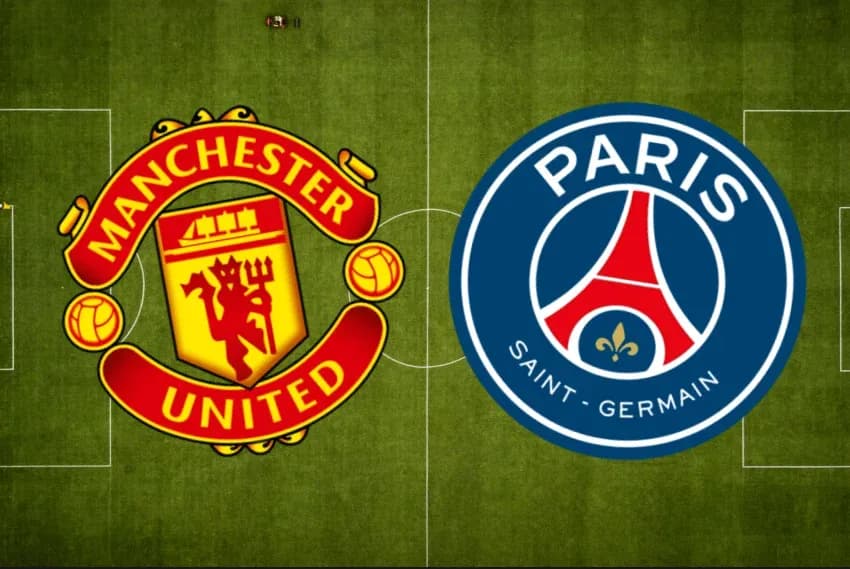 Логотипы Manchester United и Paris Saint-Germain на поле