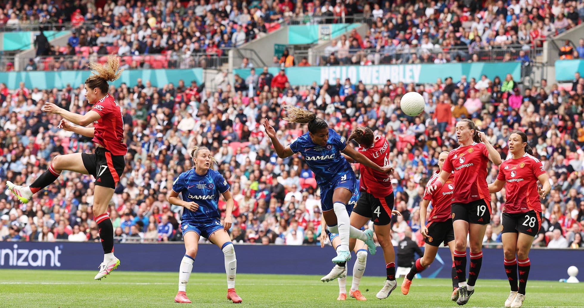 Игроки Chelsea и Manchester United в действии