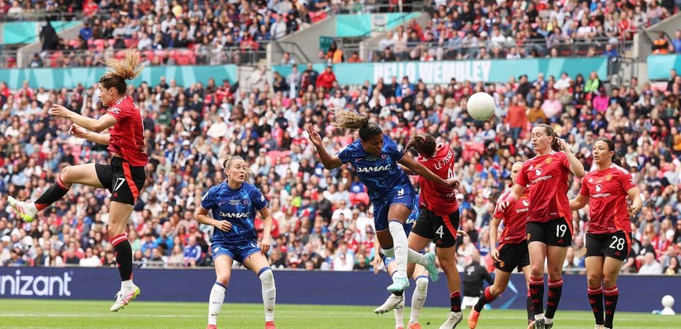 Игроки Chelsea и Manchester United в действии