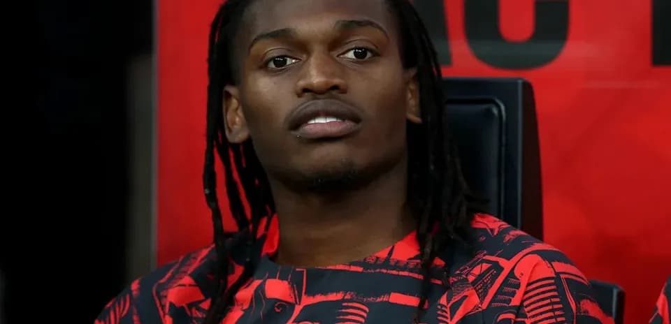 Игрок на скамейке запасных в форме AC Milan