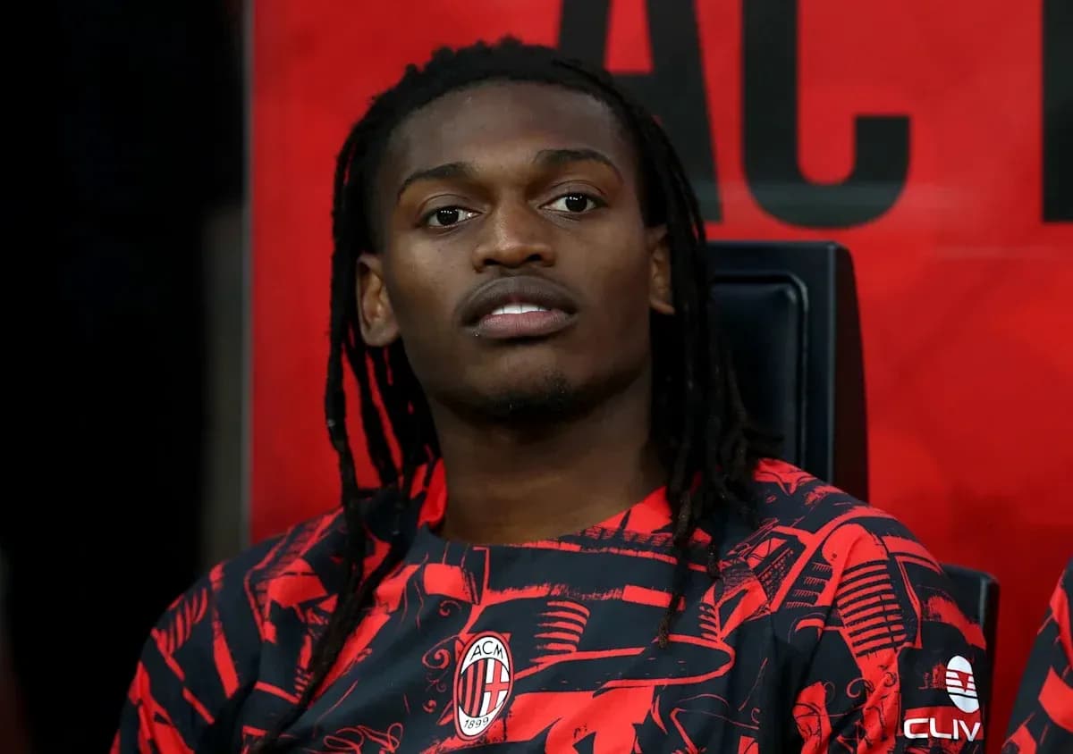 Игрок на скамейке запасных в форме AC Milan
