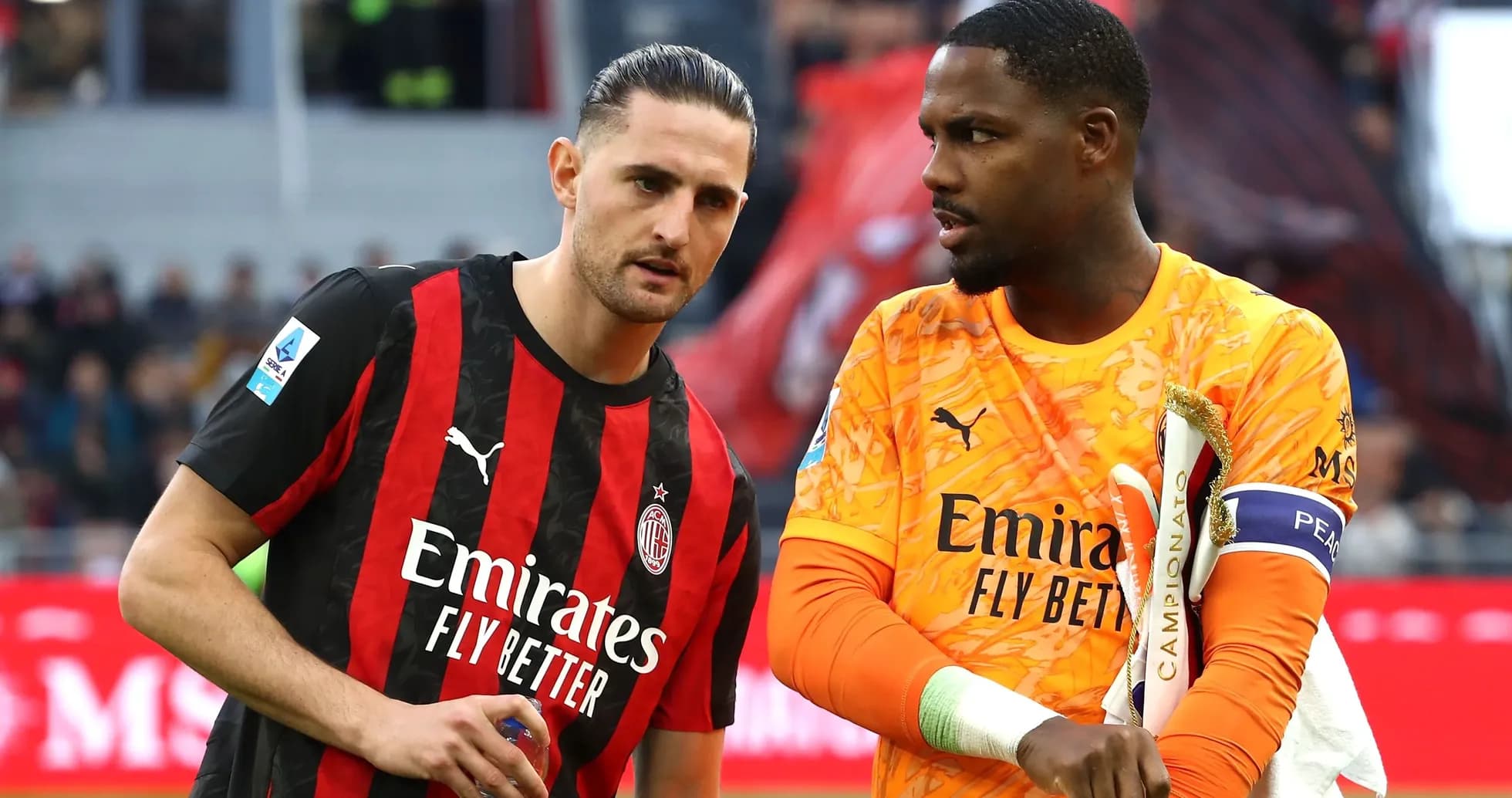 Игроки AC Milan общаются на стадионе