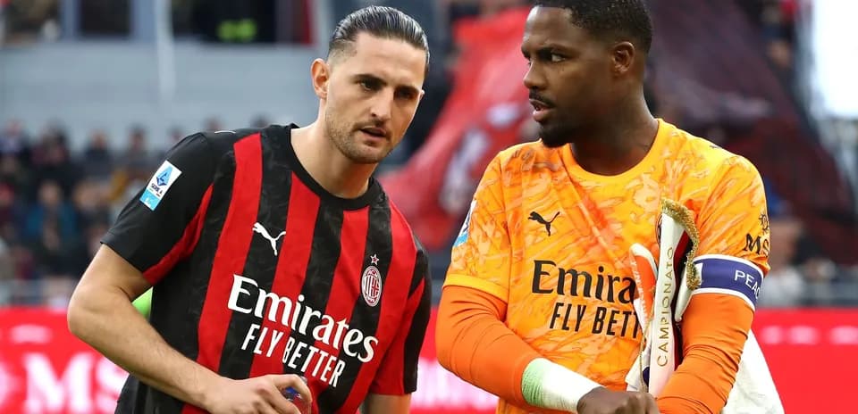 Игроки AC Milan общаются на стадионе