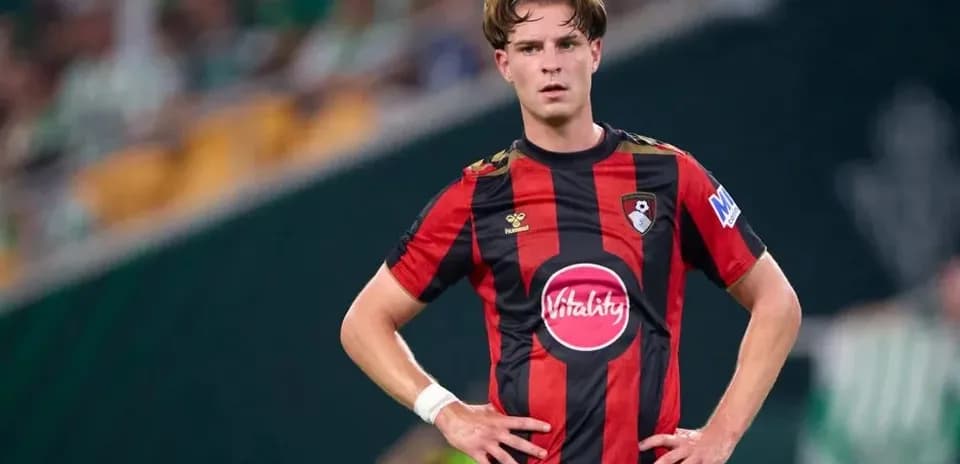 Игрок Bournemouth на поле во время матча