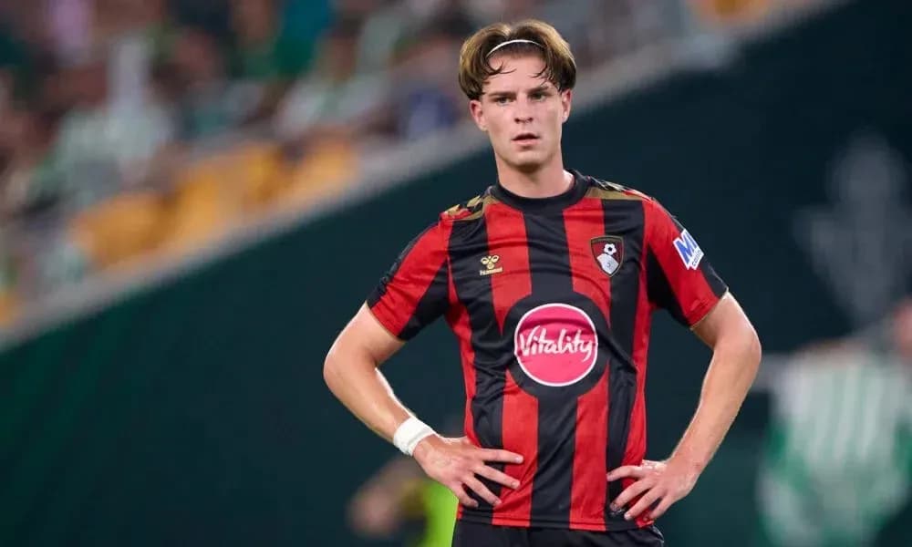 Игрок Bournemouth на поле во время матча