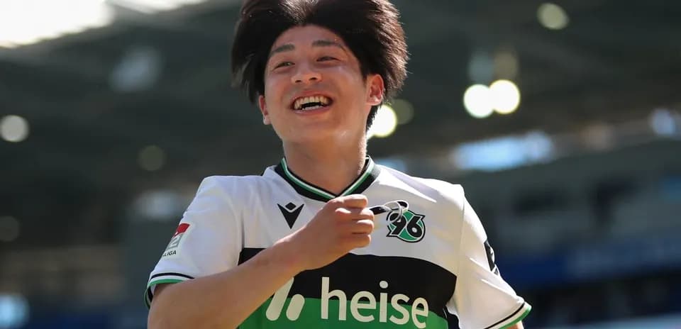 Игрок Hannover 96 празднует гол на поле