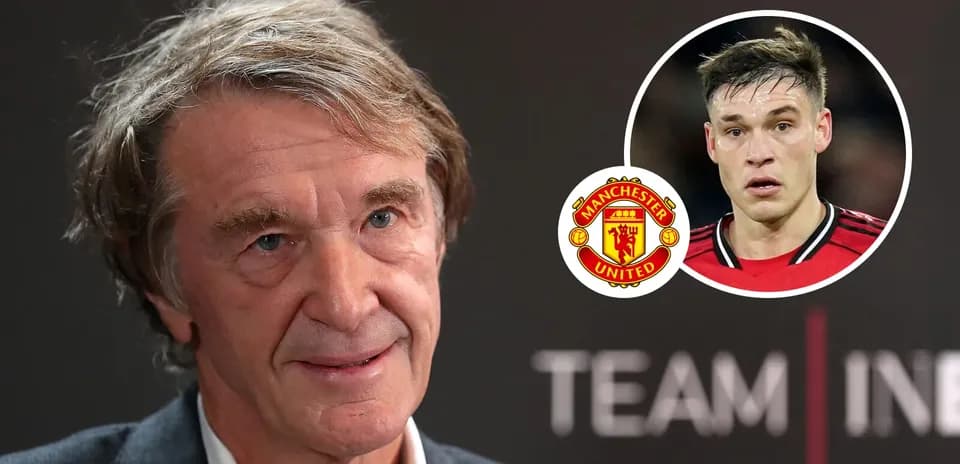 Человек на пресс-конференции с логотипом Manchester United