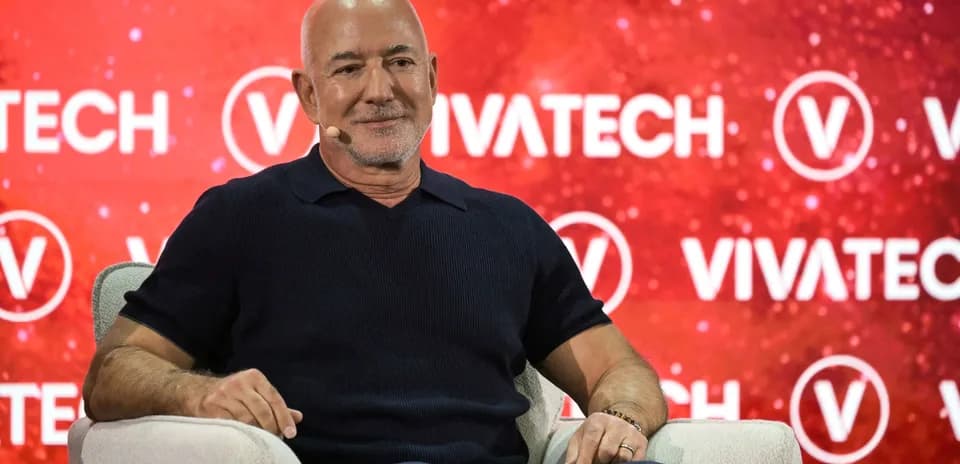 Человек сидит на сцене с логотипом Vivatech
