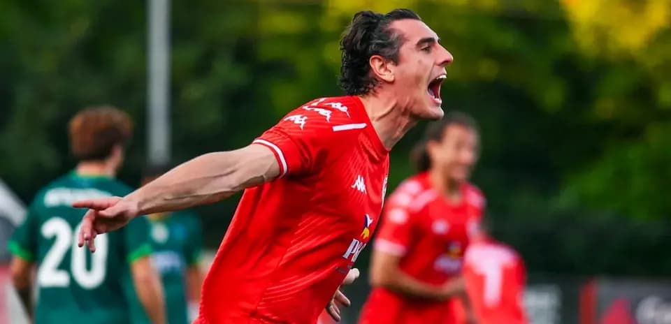 Игрок Сабуртало радуется голу