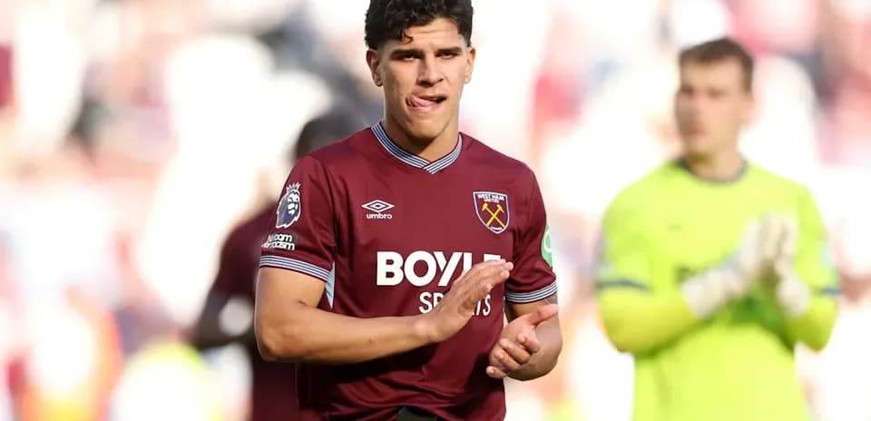 Игрок West Ham аплодирует после матча