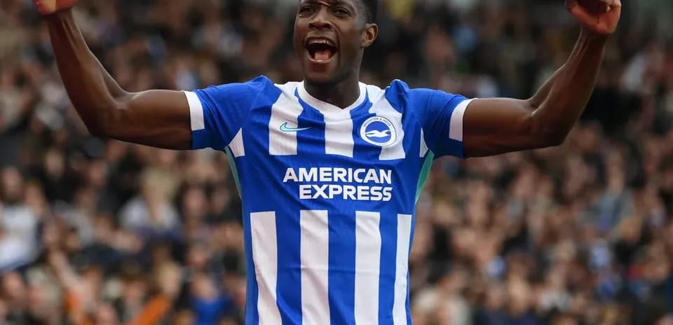 Игрок Brighton празднует гол на стадионе